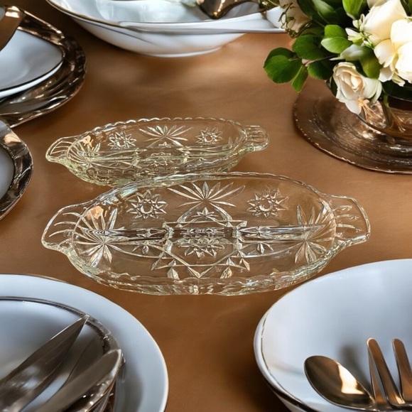 Pair of Anchor Hocking divided serving dish. EAPG Star of David pattern. - Picture 4 of 8